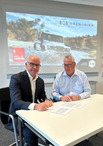 BASF Coatings und INEOS Automotive haben eine Vereinbarung über die Entwicklung eines globalen Programms für Karosserie- und Reparaturlackarbeiten unterzeichnet. Von links nach rechts: Chris Titmarsh (Senior Vice President, Global BASF Automotive Refinish Coatings Solutions) und Steve Graham (Global Head of Aftersales, INEOS Automotive).  Foto: BASF Coatings BASF Coatings und INEOS Automotive haben eine Vereinbarung über die Entwicklung eines globalen Programms für Karosserie- und Reparaturlackarbeiten unterzeichnet. Von links nach rechts: Chris Titmarsh (Senior Vice President, Global BASF Automotive Refinish Coatings Solutions) und Steve Graham (Global Head of Aftersales, INEOS Automotive).  Foto: BASF Coatings