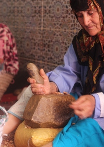 A woman cracks the nuts of the argan fruit between two stones to release the kernels inside the shell.Copyright: ©BASF Beauty Care Solutions A woman cracks the nuts of the argan fruit between two stones to release the kernels inside the shell.Copyright: ©BASF Beauty Care Solutions
