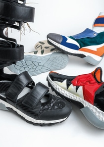 Schuhdesign ohne Einschränkungen. Seit 11 Jahren demonstriert dies eindrucksvoll die renommierte italienische Schule für Schuhdesign und Technik in Capriccio di Vigonza (Politecnico Calzaturiero) gemeinsam mit BASF.
Dieses Jahr entwickelten die angehenden Schuhdesigner unter dem Motto „Young City Wild“ Unisex-Sneaker, die die Aspekte Mensch und Natur, deren Verbindung und Gegenüberstellung, eindrucksvoll in ihrer ganzen Bandbreite beleuchten. Auf dem Stand der BASF werden die preisgekrönten Schuhe präsentiert. Beeindruckend zeigen sie, wie mithilfe von Polyurethan-Systemen und thermoplastischen Polyurethanen sowie der Kompetenz von BASF aus Ideen ideale Lösungen werden.