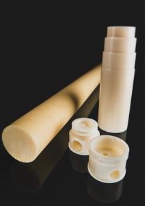 Das BASF-Polyphthalamid Ultramid® Advanced N5H UN wird von der Firma GEHR, Mannheim, eingesetzt, um Vollstäbe mit einem Durchmesser von 50 Millimetern zu extrudieren. Damit eignet es sich für die Extrusion von Vorserienbauteilen, kleinen Baugruppen und Anwendungen im Automobil- und Maschinenbau. Das BASF-Polyphthalamid Ultramid® Advanced N5H UN wird von der Firma GEHR, Mannheim, eingesetzt, um Vollstäbe mit einem Durchmesser von 50 Millimetern zu extrudieren. Damit eignet es sich für die Extrusion von Vorserienbauteilen, kleinen Baugruppen und Anwendungen im Automobil- und Maschinenbau.