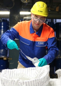 BASF bringt erstmals biomassenbilanzierte Kunststoffadditive auf den Markt. Die ersten Produktlösungen, darunter Irganox® 1010 BMBcert™ und Irganox® 1076 FD BMBcert™, sind vom TÜV Nord  nach ISCC PLUS (International Sustainability and Carbon Certification) zertifiziert. Diese neuartigen Lösungen fördern die Verwendung von nachwachsenden Rohstoffen und helfen Kunden, ihre Nachhaltigkeitsziele zu erreichen.  Foto:BASF SE