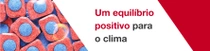 Pastilhas vermelhas e azuis para máquina de lavar louça. Um redemoinho de luz paira sobre as pastilhas. O texto na imagem diz: “Um equilíbrio positivo para o clima”. Pastilhas vermelhas e azuis para máquina de lavar louça. Um redemoinho de luz paira sobre as pastilhas. O texto na imagem diz: “Um equilíbrio positivo para o clima”.