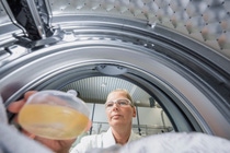 Chemical laboratory technician Anni Knab puts the liquid detergent into the washing drum. The experiments are
carried out with test formulations and commercially available detergents. Chemical laboratory technician Anni Knab puts the liquid detergent into the washing drum. The experiments are
carried out with test formulations and commercially available detergents.
