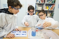 Ausprobieren und Selbermachen: Schüler experimentieren im Forscherraum der Primarschule Ettingen.