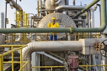 Wang Hao, Steamcracker-Techniker, führt eine Routineinspektion der Entlüftungsanlage V-900 durch. Die Produktionsanlagen der BASF-YPC sind intelligent miteinander über ein Netz von Rohrleitungen verbunden. Das spart Logistikkosten für den Transport von Chemikalien, Rohstoffen und Energie. Ein Steamcracker und neun weitere Produktionsanlagen produzieren qualitativ hochwertige Produkte. Über 90 Prozent der Produktion des Verbundstandortes Nanjing gehen in den chinesischen Markt