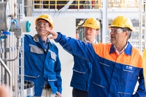 Von links nach rechts: • Dr. Detlef Kratz, Leiter des Forschungsbereichs Process Research & Chemical Engineering • Dr. Uwe Liebelt, Leiter European Site and Verbund Management, Werksleiter Ludwigshafen• Dr. Robert Habeck, Bundesvorsitzender Bündnis 90/Die Grünen Von links nach rechts: • Dr. Detlef Kratz, Leiter des Forschungsbereichs Process Research & Chemical Engineering • Dr. Uwe Liebelt, Leiter European Site and Verbund Management, Werksleiter Ludwigshafen• Dr. Robert Habeck, Bundesvorsitzender Bündnis 90/Die Grünen