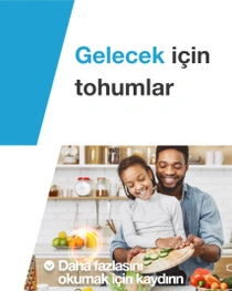 Bir adam ve bir çocuk mutfakta taze sebzeleri hazırlıyor. Metinde şunlar yazıyor: “Geleceğin tohumları.”