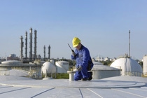 Im Werksteil Friesenheimer Insel des BASF-Verbundstandorts Ludwigshafen stehen 50 Tanks, die die Produktionsanlagen mit Einsatzstoffen versorgen. Auf seinem Kontrollgang im Tanklager hat der BASF-Mitarbeiter Dehset Karinca eine festgelegte Route. Auf dem Dach des Toluoltanks prüft er Dichtungen und wartet den Tank.