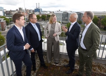 Im Gespräch auf dem Dach des BASF Creation Center (von links): Esra Limbacher, Bundestagsabgeordneter, Bundesumweltminister Carsten Schneider, Isabel Mackensen-Geis, Bundestagsabgeordnete, Dr. Markus Kamieth, Vorstandsvorsitzender der BASF SE, und Dr. Martin Jung, Bereichsleiter Performance Materials BASF SE.
Foto: BASF