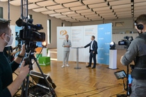 Wenn die Ameisenpopulation Brandenburgs mithilfe eines intelligenten Roboters gezählt wird, Tierabfälle zum nachhaltigen Energielieferanten gemacht oder hybride Antriebsmöglichkeiten auf Raumfahrtraketen übertragen werden, dann sind die schlauesten, jungen Köpfe Brandenburgs am Werk. 38 Schülerinnen und Schüler sind in 31 Projekten beim Landeswettbewerb „Jugend forscht“ bei der BASF Schwarzheide GmbH an den Start gegangen. Vom 24. bis 25. März präsentierten die elf Mädchen und 27 Jungen der kritischen Fachjury ihre zukunftsweisenden Projekte. Die Preisverleihung wurde am 26. März um 9 Uhr live über die Homepage des Unternehmens ausgestrahlt. Wenn die Ameisenpopulation Brandenburgs mithilfe eines intelligenten Roboters gezählt wird, Tierabfälle zum nachhaltigen Energielieferanten gemacht oder hybride Antriebsmöglichkeiten auf Raumfahrtraketen übertragen werden, dann sind die schlauesten, jungen Köpfe Brandenburgs am Werk. 38 Schülerinnen und Schüler sind in 31 Projekten beim Landeswettbewerb „Jugend forscht“ bei der BASF Schwarzheide GmbH an den Start gegangen. Vom 24. bis 25. März präsentierten die elf Mädchen und 27 Jungen der kritischen Fachjury ihre zukunftsweisenden Projekte. Die Preisverleihung wurde am 26. März um 9 Uhr live über die Homepage des Unternehmens ausgestrahlt.
