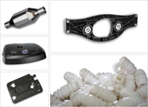 Mit innovativen Kunststoffen, Katalysatoren und Batteriematerialien zeigt die BASF auf der diesjährigen IAA PKW, Frankfurt, wie Automobilhersteller Gewicht einsparen, Emissionen reduzieren sowie Sicherheit, Komfort und Kraftstoff-Effizienz ihrer Fahrzeuge verbessern können. Vom 15. bis 18. September erwarten Messebesucher in Halle 4.1 exemplarische Bauteile rund um Fahrwerk, Antrieb, Innenraum und Außenhülle, z.B. Elastomer-Federelemente (im Bild unten rechts) Motorabdeckungen (links unten und Mitte), ein Getriebeqerträger (rechts oben) und ein Katalysator (links oben).
At this year’s IAA Cars, Germany, BASF shows how automotive manufacturers can save weight and reduce emissions as well as improve safety, comfort and fuel efficiency with innovative plastics, catalysts and battery materials. From September 15 to 18, trade show visitors have the possibility to see for themselves in hall 4.1 showcase components for chassis, powertrain, interior and exterior such as elastomer spring elements (on the photo: bottom right), engine covers (left and in the middle), a cross beam transmission (top right) and a catalyst (top left). Mit innovativen Kunststoffen, Katalysatoren und Batteriematerialien zeigt die BASF auf der diesjährigen IAA PKW, Frankfurt, wie Automobilhersteller Gewicht einsparen, Emissionen reduzieren sowie Sicherheit, Komfort und Kraftstoff-Effizienz ihrer Fahrzeuge verbessern können. Vom 15. bis 18. September erwarten Messebesucher in Halle 4.1 exemplarische Bauteile rund um Fahrwerk, Antrieb, Innenraum und Außenhülle, z.B. Elastomer-Federelemente (im Bild unten rechts) Motorabdeckungen (links unten und Mitte), ein Getriebeqerträger (rechts oben) und ein Katalysator (links oben).
At this year’s IAA Cars, Germany, BASF shows how automotive manufacturers can save weight and reduce emissions as well as improve safety, comfort and fuel efficiency with innovative plastics, catalysts and battery materials. From September 15 to 18, trade show visitors have the possibility to see for themselves in hall 4.1 showcase components for chassis, powertrain, interior and exterior such as elastomer spring elements (on the photo: bottom right), engine covers (left and in the middle), a cross beam transmission (top right) and a catalyst (top left).