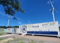 BASF New Business GmbH (BNB) und G-Philos, das führende koreanische Unternehmen im Bereich Power-to-Gas (P2G)-Technologie, haben eine Absichtserklärung (Memorandum of Understanding, MoU) für eine weltweite Kooperation bei Power-to-Gas (P2G)-Projekten unterzeichnet. BNB vermarktet NAS® Batterien, die von NGK Insulators Ltd. hergestellt werden. NAS® Batterien sind Natrium-Schwefel-Batterien mit einem hohen Energieinhalt und für die stationäre Energiespeicherung konzipiert. G-Philos hat ein passendes Power Conversion System für das NAS® Batteriesystem mit einer Leistung von 200 kW entwickelt. Die Batterie sowie das Power Conversion System sind bereits im Rahmen eines gemeinsamen P2G-Projektes zwischen G-Philos und Korea Midland Power (KOMIPO) an der Sangmyung Wind Farm (21 MW) auf der südkoreanischen Insel Jeju im Einsatz. Dabei dient die NAS® Batterie als Zwischenspeicher zwischen den Turbinen und den Elektrolyseuren, um eine konstante Stromzufuhr und damit den stabilen Betrieb des Elektrolyseures trotz schwankender Windverhältnisse sicherzustellen. BASF New Business GmbH (BNB) und G-Philos, das führende koreanische Unternehmen im Bereich Power-to-Gas (P2G)-Technologie, haben eine Absichtserklärung (Memorandum of Understanding, MoU) für eine weltweite Kooperation bei Power-to-Gas (P2G)-Projekten unterzeichnet. BNB vermarktet NAS® Batterien, die von NGK Insulators Ltd. hergestellt werden. NAS® Batterien sind Natrium-Schwefel-Batterien mit einem hohen Energieinhalt und für die stationäre Energiespeicherung konzipiert. G-Philos hat ein passendes Power Conversion System für das NAS® Batteriesystem mit einer Leistung von 200 kW entwickelt. Die Batterie sowie das Power Conversion System sind bereits im Rahmen eines gemeinsamen P2G-Projektes zwischen G-Philos und Korea Midland Power (KOMIPO) an der Sangmyung Wind Farm (21 MW) auf der südkoreanischen Insel Jeju im Einsatz. Dabei dient die NAS® Batterie als Zwischenspeicher zwischen den Turbinen und den Elektrolyseuren, um eine konstante Stromzufuhr und damit den stabilen Betrieb des Elektrolyseures trotz schwankender Windverhältnisse sicherzustellen.