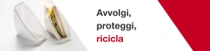 Un panino parzialmente avvolto in un involucro di plastica bianca è posizionato sulla sinistra dell’immagine. Sulla destra, il testo recita: “Avvolgi, proteggi, ricicla”