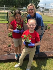 BASF employees at the McIntosh, Alabama facility recently unveiled a pollinator garden and outdoor classroom to complement the company’s Living Acres initiative to help increase the monarch butterfly population. BASF employees at the McIntosh, Alabama facility recently unveiled a pollinator garden and outdoor classroom to complement the company’s Living Acres initiative to help increase the monarch butterfly population.