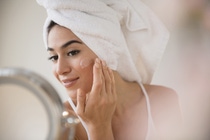 An der Sensory Bar haben Besucher der in-cosmetics Gelegenheit, Produkte zu berühren und zu fühlen, die eine einzigartige sinnliche Erfahrung bieten. Hier stellt BASF eine neue durchscheinende Gelée-Textur vor: „Moisturesque Face Delight“ ist eine leichte Gesichtspflege-Formulierung, die die Eigenschaften eines Gel-Netzwerks mit den Vorteilen einer biomimetischen Struktur verbindet.
At the in-cosmetics Sensory Bar, visitors have the opportunity to touch and feel products which provide a unique sensory experience. Here, BASF is introducing a new translucent gelée texture: “Moisturesque Face Delight” is a light face care formulation that combines the properties of a gel network with the benefits of a biomimetic structure. An der Sensory Bar haben Besucher der in-cosmetics Gelegenheit, Produkte zu berühren und zu fühlen, die eine einzigartige sinnliche Erfahrung bieten. Hier stellt BASF eine neue durchscheinende Gelée-Textur vor: „Moisturesque Face Delight“ ist eine leichte Gesichtspflege-Formulierung, die die Eigenschaften eines Gel-Netzwerks mit den Vorteilen einer biomimetischen Struktur verbindet.
At the in-cosmetics Sensory Bar, visitors have the opportunity to touch and feel products which provide a unique sensory experience. Here, BASF is introducing a new translucent gelée texture: “Moisturesque Face Delight” is a light face care formulation that combines the properties of a gel network with the benefits of a biomimetic structure.
