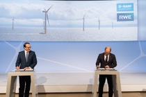 Die Vorstandsvorsitzenden von RWE und BASF, Dr. Markus Krebber und Dr. Martin Brudermüller, unterzeichnen eine Absichtserklärung zur Kooperation für den Aufbau zusätzlicher Kapazitäten für erneuerbaren Strom und zur Nutzung innovativer Technologien für den Klimaschutz. Die Vorstandsvorsitzenden von RWE und BASF, Dr. Markus Krebber und Dr. Martin Brudermüller, unterzeichnen eine Absichtserklärung zur Kooperation für den Aufbau zusätzlicher Kapazitäten für erneuerbaren Strom und zur Nutzung innovativer Technologien für den Klimaschutz.
