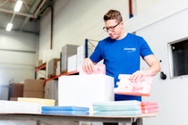 A worker fills a cool box with cooling elements (Copyright: Schaumaplast) A worker fills a cool box with cooling elements (Copyright: Schaumaplast)