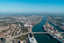 Das Herz der BASF-Gruppe ist die BASF SE mit ihrem Stammwerk in Ludwigshafen am Rhein. Mit etwa 250 Produktionsbetrieben, vielen hundert Laboren, Technika, Werkstätten und Büros auf einer Fläche von rund zehn Quadratkilometern, ist es der größte zusammenhängende Chemiekomplex der Welt.
Das Stammwerk der BASF ist auch die Wiege des Verbundkonzepts: Produktionsanlagen, Energieflüsse und Logistik werden intelligent miteinander vernetzt, um Ressourcen so effizient wie möglich zu nutzen.
Abdruck honorarfrei. Copyright by BASF.

BASF SE with its main site in Ludwigshafen is the heart of the BASF Group. With around 250 productions facilities, hundreds of laboratories, technical centers, factories and offices in an area of approximately ten square kilometers, the site is the largest integrated chemical complex in the world.
As the headquarters of BASF it is also the cradle of the Verbund concept, where production facilities, energy flows and logistics are linked together intelligently in order to utilize resources as efficiently as possible.
Print free of charge. Copyright by BASF.