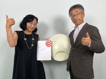 Proud winners of the Red Dot: Chiharu Matsuhara, head of Automotive Color Design for Asia Pacific, and Naoya Sakai, Color Lab Manager.
Photo: BASF/Coatings Proud winners of the Red Dot: Chiharu Matsuhara, head of Automotive Color Design for Asia Pacific, and Naoya Sakai, Color Lab Manager.
Photo: BASF/Coatings