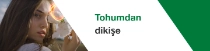 Uzun kahverengi saçlı bir kadın, yüzüne yakın bir pamuk bitkisi tutuyor. Metinde “Tohumdan ekmeğe” yazmaktadır. Uzun kahverengi saçlı bir kadın, yüzüne yakın bir pamuk bitkisi tutuyor. Metinde “Tohumdan ekmeğe” yazmaktadır.