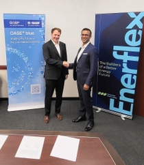 Kevin Anderson, Vice President Amine, Acetylen & Carbonyl Derivate für Nordamerika, BASF (links) und Stefan Ali, Vice President, Energy Transition, Enerflex, in Houston, Texas (rechts) nach der Unterzeichnung des Memorandum of Understanding (MoU) bei Enerflex.
