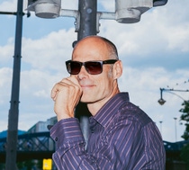 Porträt Stefan Gössling mit Sonnenbrille