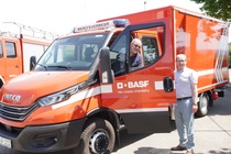 Springmann und Möllerke vor Feuerwehrauto: Standortleiter Steffen Springmann (rechts) und Andreas Möllerke, Kommandant der BASF-Werksfeuerwehr in Grenzach, bei der Übergabe des neuen Gerätewagens.