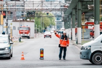 Die BASF-Standortsicherheit sorgt für die weiträumige Verkehrslenkung rund um den Einsatzort.
Foto: BASF Die BASF-Standortsicherheit sorgt für die weiträumige Verkehrslenkung rund um den Einsatzort.
Foto: BASF