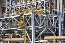 Ein Steamcracker-Techniker klettert eine vertikale Leiter hoch, um den Steam Letdown-Status zu überprüfen. In dieser Dampfstation wird Superhochdruckdampf verringert.