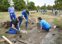 Tatkräftiger Einsatz für die Region: BASF-Mitarbeitende gestalteten beim Anpack-Tag den Sportpark Ludwigshafen mit neuen Freizeit- und Begegnungsangeboten. (Foto: BASF SE) Tatkräftiger Einsatz für die Region: BASF-Mitarbeitende gestalteten beim Anpack-Tag den Sportpark Ludwigshafen mit neuen Freizeit- und Begegnungsangeboten. (Foto: BASF SE)