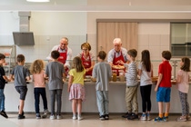 Frühstücksausgabe an Grundschulkinder durch brotZeit-Freiwillige, Foto: brotZeit e.V.