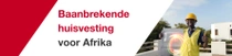 Een man met een geel veiligheidsvest en een helm staat buiten voor een gebouw en houdt een constructietegel vast. Lichtwervelingen verschijnen bij de hand van de persoon. De tekst luidt: "Baanbrekende huisvesting voor Afrika."