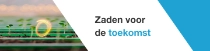 Een man en een kind staan in een keuken en bereiden samen verse groenten. Een lichtwerveling zweeft over het aanrecht. De tekst luidt: “Zaden voor de toekomst.” Een man en een kind staan in een keuken en bereiden samen verse groenten. Een lichtwerveling zweeft over het aanrecht. De tekst luidt: “Zaden voor de toekomst.”