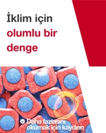 Kırmızı ve mavi bulaşık makinesi tabletleri. Resimdeki metinde şunlar yazıyor: İklim için pozitif  bir denge 