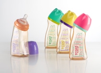 Der japanische Babyartikelhersteller Zoom T, Tokio, setzt jetzt Ultrason® P der BASF für die Herstellung seiner Babyflaschen der Marke Dr. Bétta ein. Das Polyphenylsulfon (PPSU) erfüllt die strengen Anforderungen von Zoom T an die sichere und einfache Handhabung der gebogenen Babyflaschen, die im Extrusionsblasformen hergestellt werden. Der japanische Babyartikelhersteller Zoom T, Tokio, setzt jetzt Ultrason® P der BASF für die Herstellung seiner Babyflaschen der Marke Dr. Bétta ein. Das Polyphenylsulfon (PPSU) erfüllt die strengen Anforderungen von Zoom T an die sichere und einfache Handhabung der gebogenen Babyflaschen, die im Extrusionsblasformen hergestellt werden.
