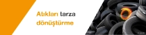 Üstüste istiflenmiş bir araba lastiği yığını. Metin şöyle yazıyor: “Atığı stile dönüştürüyoruz.” Üstüste istiflenmiş bir araba lastiği yığını. Metin şöyle yazıyor: “Atığı stile dönüştürüyoruz.”