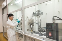 Equipped with cutting-edge equipment, the new laboratories conduct R&D activities covering resins, coating formulation, polymer synthesis, as well as coating applications for spray and electro deposition coatings.
