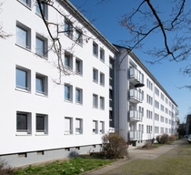  In a recently completed pilot project, BASF, together with the housing society 
ABG FRANKFURT HOLDING and the manufacturer of external thermal insulation composite systems 
Sto, successfully used an insulation board based on expandable polystyrene (EPS) 
containing recycled material.
Photo: ABG/Jochen Müller