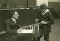 Eignungstest vor 100 Jahren: Prüfung der Gelenkempfindlichkeit durch Gewichtsvergleiche, die u. a. für die Abmessung der Schlagkraft beim Hämmern wichtig waren. Foto: BASF Corporate History Eignungstest vor 100 Jahren: Prüfung der Gelenkempfindlichkeit durch Gewichtsvergleiche, die u. a. für die Abmessung der Schlagkraft beim Hämmern wichtig waren. Foto: BASF Corporate History
