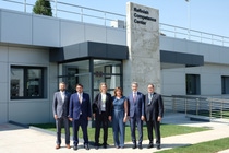 V.l.n.r.: Christian Schneider, Werkleiter Marchamalo (Guadalajara), Rafael Esteban Santamaría, Bürgermeister Marchamalo, Katja Sharpwinkel, Senior Vice President Automotive Refinish Coatings EMEA, Patricia Franco Jiménez, Ministerin für Wirtschaft, Handel und Beschäftigung der Regionalregierung von Kastilien-La Mancha, Carles Navarro Vigo, Leiter Country Cluster Iberia und Ramon Farré Gaudier, Regional Business Management Iberia Automotive Refinish Coatings bei der Wiedereröffnung des Refinish Competence Centers. V.l.n.r.: Christian Schneider, Werkleiter Marchamalo (Guadalajara), Rafael Esteban Santamaría, Bürgermeister Marchamalo, Katja Sharpwinkel, Senior Vice President Automotive Refinish Coatings EMEA, Patricia Franco Jiménez, Ministerin für Wirtschaft, Handel und Beschäftigung der Regionalregierung von Kastilien-La Mancha, Carles Navarro Vigo, Leiter Country Cluster Iberia und Ramon Farré Gaudier, Regional Business Management Iberia Automotive Refinish Coatings bei der Wiedereröffnung des Refinish Competence Centers.