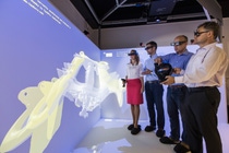 Prototypen virtuell: Mitarbeiter des Ultrasim®-Teams testen neuartige 3D-Simulationstechnologien. Schon heute ermöglicht es das BASF-eigene Simulationstool Ultrasim, Eigenschaften von Kunststoffstrukturen digital zu berechnen und macht häufig eine aufwändige und teure Produktion von Prototypen überflüssig.Virtual prototypes: members of the Ultrasim® team are testing new 3D simulation technologies.Already today, BASF’s own simulation technology Ultrasim makes it possible to calculate the properties of plastic structures digitally and thus makes often complex and expensive production of prototypes superfluous.