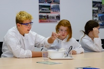 Ausprobieren und Selbermachen: Mini-Forscher experimentierten beim Kids‘ Lab der BASF. Ausprobieren und Selbermachen: Mini-Forscher experimentierten beim Kids‘ Lab der BASF.