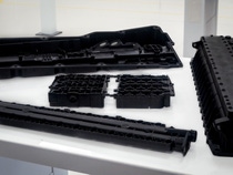 Durch den Einsatz ihrer Ultramid® Produkte hat BASF die RML Group bei der Entwicklung einer innovativen, effizienten, immersionsgekühlten Batterie für ein High-Speed-Hybridauto unterstützt. Diese setzt einen neuen Maßstab in Bezug auf Leistung und Sicherheit zugleich. Ultramid® B3EG7 wird für das stabile Gehäusematerial und die Batterieeinheit selbst eingesetzt. Zusätzlich steckt Ultramid® A3EG6 EQ als besonders reines Material in den einzelnen Batteriezellhaltern. Photo: RML Group, 2024