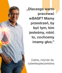 Pracownik firmy BASF w jasnoniebieskiej koszuli stoi na pomarańczowym tle. Przy jego ramieniu unosi się świetlny wir. Tekst brzmi: „Dlaczego warto pracować w BASF? Mamy przestrzeń, by być tym, kim jesteśmy, robić to, co chcemy i mamy głos.”