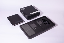 Die BASF designfabrik®, die sich unter dem Dach der neuen Creation Center befindet, stellt in ihrem Trendbuch das Ergebnis einer internationalen Studie vor, die aktuelle gesellschaftliche Trends mit innovativen Materialneuheiten und Design verbindet. Wie passen ‘circular economy’ und Exklusivität; Improvisationskunst und Innovation zusammen und welche Materialien können diese Eigenschaften vereinen? Die designfabrik®-Teams der Creation Center aus Shanghai, Mumbai, Yokohama und Ludwigshafen haben dafür Antworten und Lösungen gefunden, die sie in der ‘Material Selection N°1’ präsentieren. Die BASF designfabrik®, die sich unter dem Dach der neuen Creation Center befindet, stellt in ihrem Trendbuch das Ergebnis einer internationalen Studie vor, die aktuelle gesellschaftliche Trends mit innovativen Materialneuheiten und Design verbindet. Wie passen ‘circular economy’ und Exklusivität; Improvisationskunst und Innovation zusammen und welche Materialien können diese Eigenschaften vereinen? Die designfabrik®-Teams der Creation Center aus Shanghai, Mumbai, Yokohama und Ludwigshafen haben dafür Antworten und Lösungen gefunden, die sie in der ‘Material Selection N°1’ präsentieren.