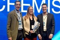 Gewinnerin Dr. Kimberly See mit Dr. Axel Heinrich, Leiter Volkswagen Group Innovation (re.), und Dr. Detlef Kratz (li.), Leiter des BASF-Forschungsbereichs „Process Research and Chemical Engineering“ 