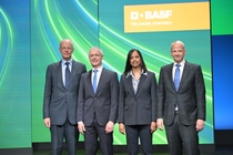 Von links nach rechts: BASF-Aufsichtsratsvorsitzender Dr. Kurt Bock, Dr. Livio Tedeschi (Mitglied des Vorstands der BASF SE mit Ablauf der Hauptversammlung 2026), Dr. Mary Kurian (Mitglied des Vorstands der BASF SE mit Ablauf der Hauptversammlung 2026) und BASF-Vorstandsvorsitzender Dr. Markus Kamieth
Foto: BASF SE