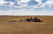 Розумне обприскування Smart Spraying автоматично виявляє та бореться з бур’янами в режимі реального часу. Цифрове рішення здатне виявляти зелені бур’яни на коричневому фоні (green-on-brown)