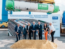 Von links: BASF-President European Verbund Sites Dr. Helmut Winterling, Oberbürgermeister Ludwigshafen Prof. Dr. Klaus Blettner, BASF-Vorstandsvorsitzender Dr. Markus Kamieth, Bundesverkehrsminister Steffen Bilger, Staatssekretär Ministerium des Innern, für Integration und Verkehr Rheinland-Pfalz Markus Wolf, BASF-Projektleiterin Gudrun Grunenberg, Geschäftsführer Kombi-Terminal Ludwigshafen GmbH Harald Schlegel.
Foto: BASF Von links: BASF-President European Verbund Sites Dr. Helmut Winterling, Oberbürgermeister Ludwigshafen Prof. Dr. Klaus Blettner, BASF-Vorstandsvorsitzender Dr. Markus Kamieth, Bundesverkehrsminister Steffen Bilger, Staatssekretär Ministerium des Innern, für Integration und Verkehr Rheinland-Pfalz Markus Wolf, BASF-Projektleiterin Gudrun Grunenberg, Geschäftsführer Kombi-Terminal Ludwigshafen GmbH Harald Schlegel.
Foto: BASF