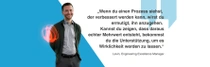 Ein männlicher BASF-Mitarbeiter steht in einer dunkelgrünen Jacke und hellgrauem Hemd vor einem blauen Hintergrund. Ein rot-orangefarbener Lichtwirbel schwebt über seiner Schulter. Der Text lautet: „Wenn du einen Prozess siehst, der verbessert werden kann, wirst du ermutigt, ihn anzugehen. Kannst du zeigen, dass daraus echter Mehrwert entsteht, bekommst du die Unterstützung, um es Wirklichkeit werden zu lassen." – Levin, Engineering Excellence Manager Ein männlicher BASF-Mitarbeiter steht in einer dunkelgrünen Jacke und hellgrauem Hemd vor einem blauen Hintergrund. Ein rot-orangefarbener Lichtwirbel schwebt über seiner Schulter. Der Text lautet: „Wenn du einen Prozess siehst, der verbessert werden kann, wirst du ermutigt, ihn anzugehen. Kannst du zeigen, dass daraus echter Mehrwert entsteht, bekommst du die Unterstützung, um es Wirklichkeit werden zu lassen." – Levin, Engineering Excellence Manager